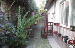 2 case de vanzare, situate in aceeasi curte, teren de 252 mp, zona Centrala!