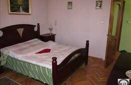 2 case de vanzare, situate in aceeasi curte, teren de 252 mp, zona Centrala!