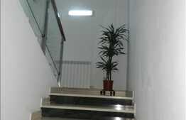 Casa cu 11 camere, 400 mp, teren 450 mp, 2 imobile noi, 4 parcari, zona buna!