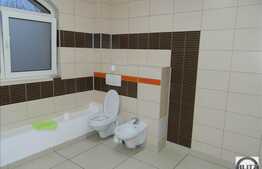 Casa cu 11 camere, 400 mp, teren 450 mp, 2 imobile noi, 4 parcari, zona buna!