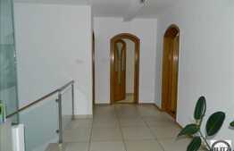 Casa cu 11 camere, 400 mp, teren 450 mp, 2 imobile noi, 4 parcari, zona buna!