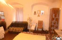 64 mp, 2 camere, la casa/vila in Centru cu parcare in curte