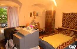 64 mp, 2 camere, la casa/vila in Centru cu parcare in curte