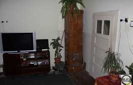 Vanzare casa renovabila/demolabila 87 mp utili, teren 262 mp, front la 2 strazi