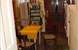 Vanzare casa renovabila/demolabila 87 mp utili, teren 262 mp, front la 2 strazi