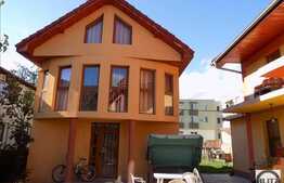 2 Case individuale in curte comuna, zona semicentrala, teren de 750 mp