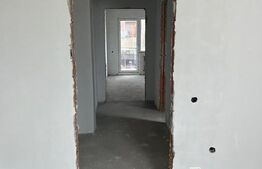 Apartament 3 camere, etaj intermediar, cu geam la baie, parcare, pe Stejarului