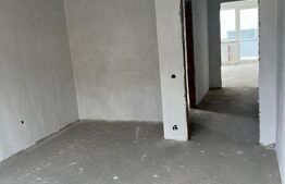 Apartament 3 camere, etaj intermediar, cu geam la baie, parcare, pe Stejarului