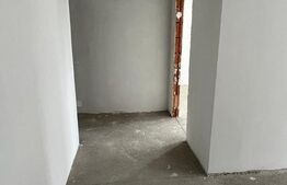 Apartament 3 camere, etaj intermediar, cu geam la baie, parcare, pe Stejarului
