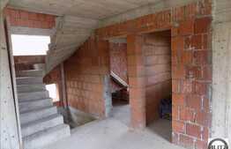 Casa individuala la rosu, cu 4 camere, 288 mp, 400 mp teren, zona linistita!