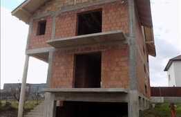 Casa individuala la rosu, cu 4 camere, 288 mp, 400 mp teren, zona linistita!