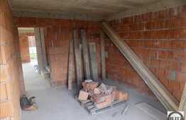 Casa individuala la rosu, cu 4 camere, 288 mp, 400 mp teren, zona linistita!