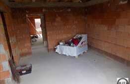 Casa individuala la rosu, cu 4 camere, 288 mp, 400 mp teren, zona linistita!