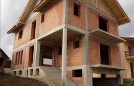 Casa individuala la rosu, cu 4 camere, 288 mp, 400 mp teren, zona linistita!