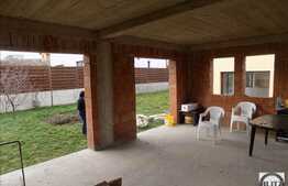 Casa individuala la rosu, cu 4 camere, 288 mp, 400 mp teren, zona linistita!