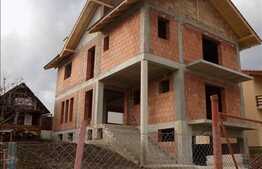 Casa individuala la rosu, cu 4 camere, 288 mp, 400 mp teren, zona linistita!