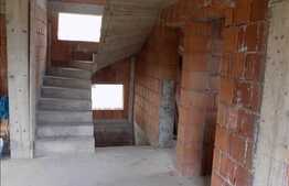 Casa individuala la rosu, cu 4 camere, 288 mp, 400 mp teren, zona linistita!