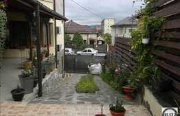 Casa 153 mp utili, pentru locuit si 110 mp spatiu comercial