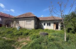 Casă demolabilă cu teren generos de 684 mp în Apahida