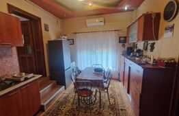 Apartament 2 camere decomandat cu 104 mp teren in acte etaj 2, Vila