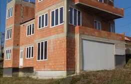 Casa la rosu, cu 9 camere, 402 mp utili, 545 mp teren!