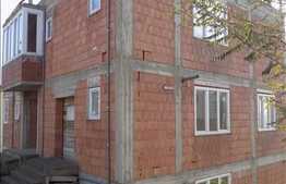 Casa la rosu, cu 9 camere, 402 mp utili, 545 mp teren!