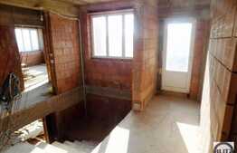 Casa la rosu, cu 9 camere, 402 mp utili, 545 mp teren!