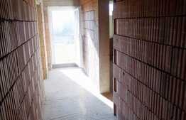 Casa la rosu, cu 9 camere, 402 mp utili, 545 mp teren!