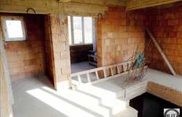 Casa la rosu, cu 9 camere, 402 mp utili, 545 mp teren!