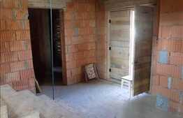 Casa la rosu, cu 9 camere, 402 mp utili, 545 mp teren!