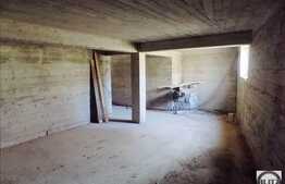 Casa la rosu, cu 9 camere, 402 mp utili, 545 mp teren!