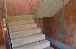 Casa la rosu, cu 9 camere, 402 mp utili, 545 mp teren!