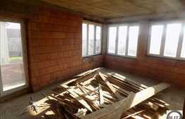 Casa la rosu, cu 9 camere, 402 mp utili, 545 mp teren!