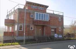 Casa la rosu, cu 9 camere, 402 mp utili, 545 mp teren!