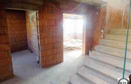 Casa la rosu, cu 9 camere, 402 mp utili, 545 mp teren!