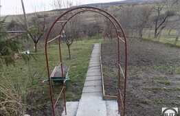 Casa individuala, 250 mp utili, 1300 mp teren, zona linistita de case si vile