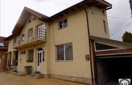 Doua case individuale, curte comuna, 413 mp utili, 438 mp teren