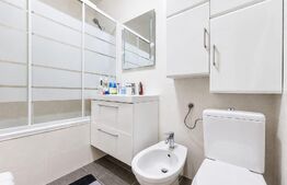 Apartament cu 3 camere de vânzare, parcare– Șesul de Sus, Florești