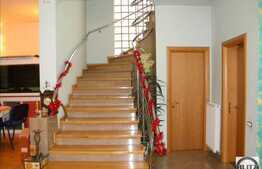 Casa cu arhitectura moderna in zona Andrei Muresanu