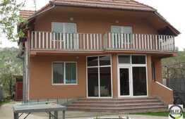 Casa de vanzare, 257 mp utili, cu teren 1840 mp, front 14 ml, zona linistita