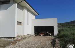 Vanzare casa individuala, 230 mp, 1300 mp teren, zona linistita de case si vile