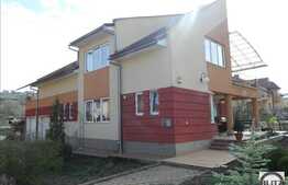 Casa individuala 320 mp, 1000 mp teren, zona linistita de case!