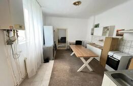 Casă cu 2 camere, de 70 mp, curte comună | Centru