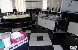 Casa cu alura de conac! 