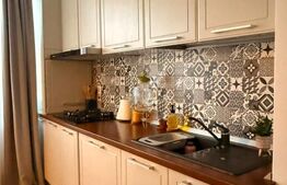 Apartament cu 3 camere de vânzare, Garaj subteran, zona Centrala 