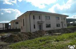 Duplex de vanzare, semifinisat! 5 camere! 120 mp! 249 mp de teren! Zona de case!