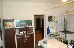 Apartament 1 camera situat in imobil tip casa, curte comuna