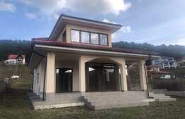 Casa individuala, 4 camere, 170 mp, teren de 1300 mp! Zona de case!