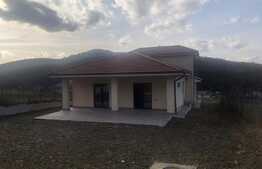 Casa individuala, 4 camere, 170 mp, teren de 1300 mp! Zona de case!