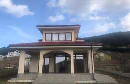 Casa individuala, 4 camere, 170 mp, teren de 1300 mp! Zona de case!